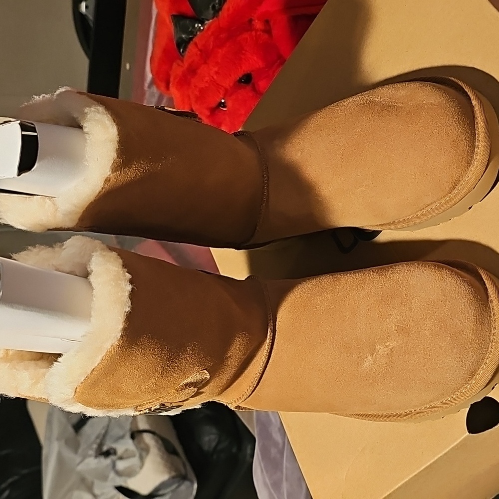Brand New Bailey Ugg with metal graphic (chestnut).. size 7 - Picture 4 of 7